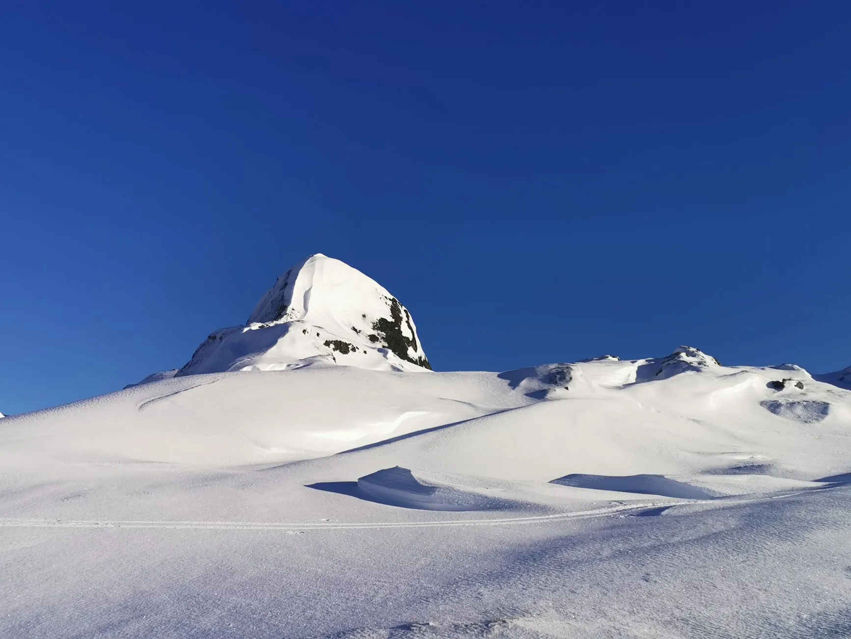 Bright Summit Peak (Guangming Ding)