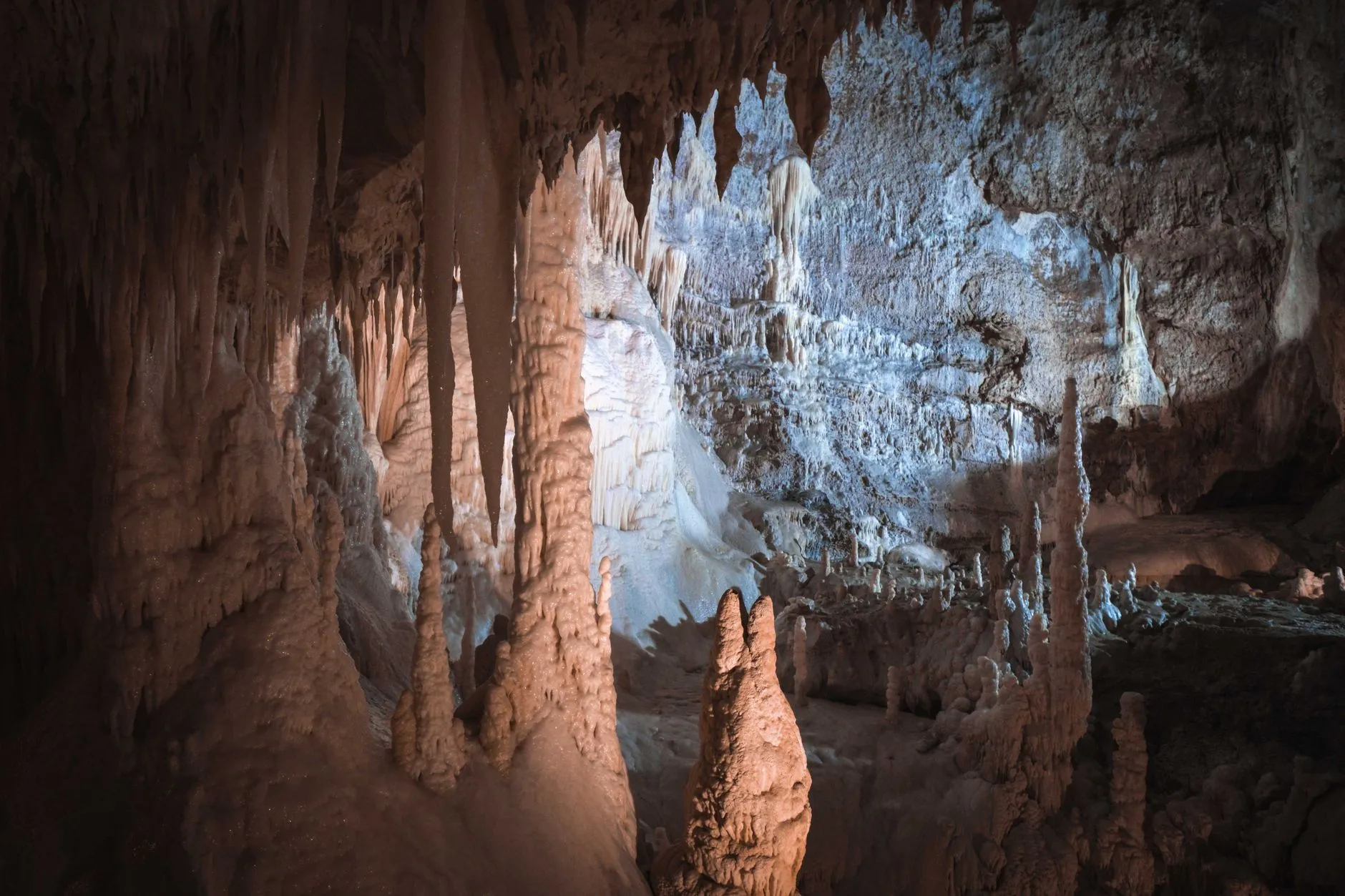 Crystal Palace (Shuijinggong) Cave