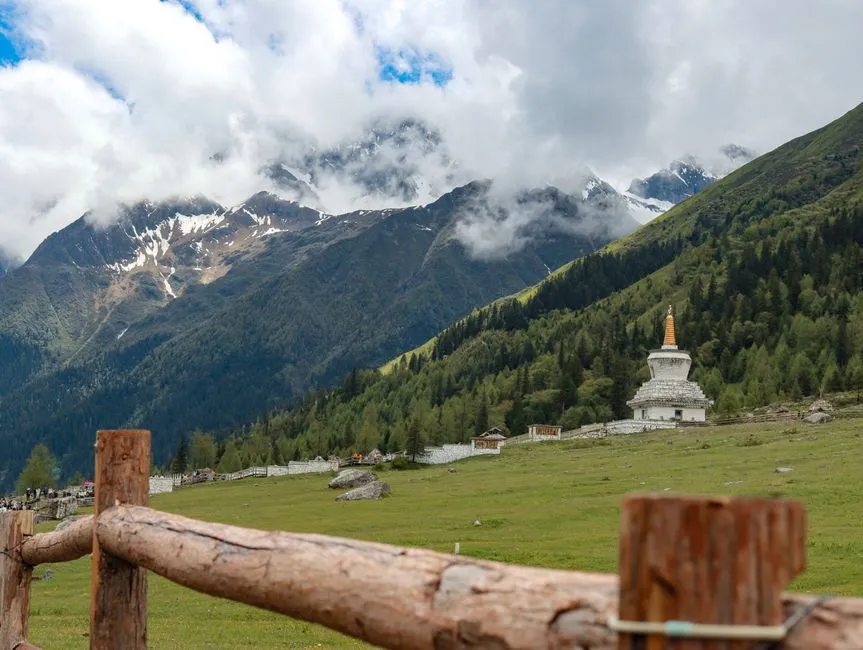 Daocheng White Pagoda