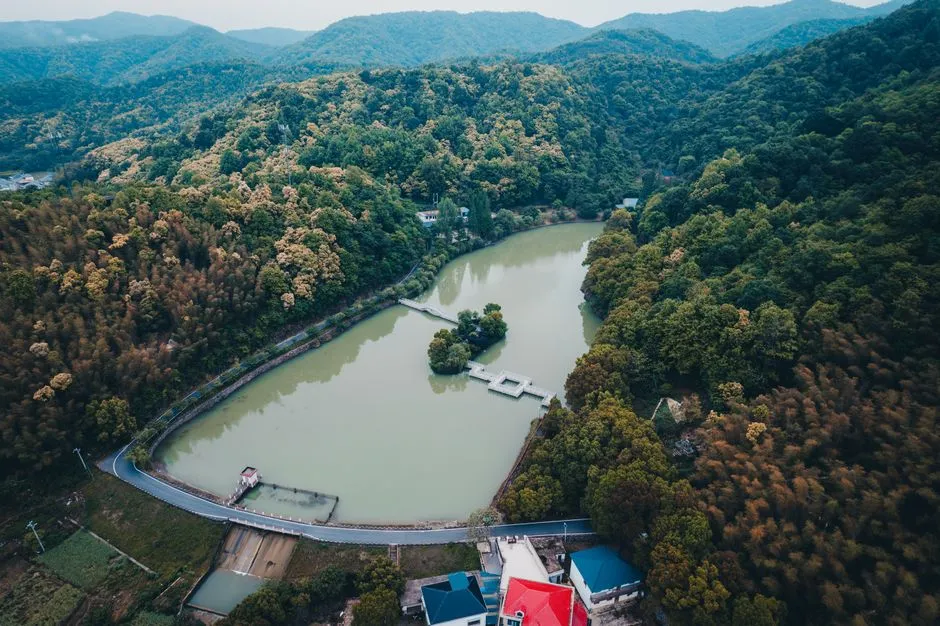 Jing Niang Lake (Jingniang Hu)