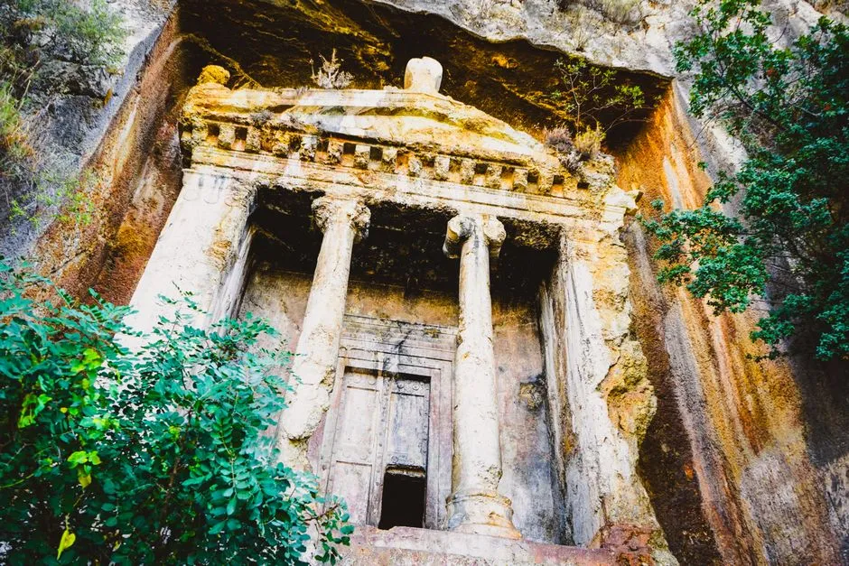 Mahao Cliff Tombs