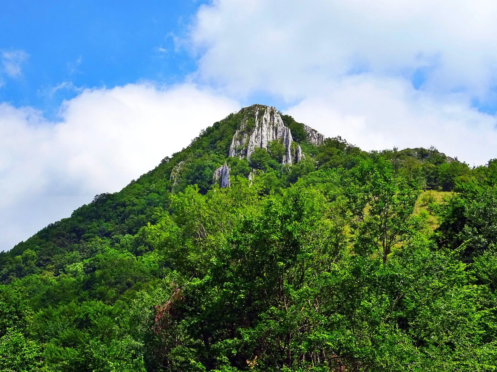 Yinna Mountain National Forest Park